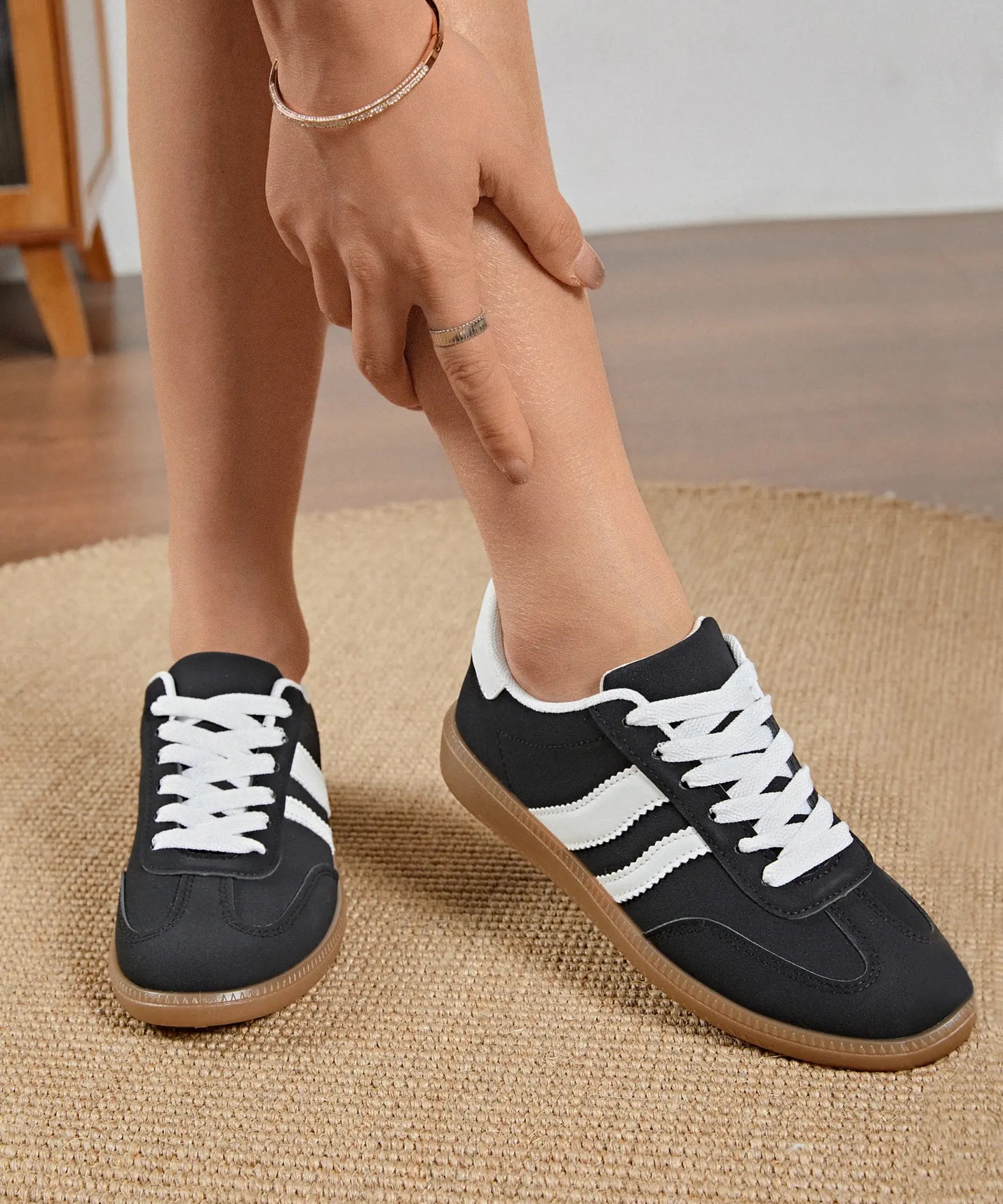 SNEAKERS NOIRES FEMME STYLE RÉTRO AVEC SEMELLE GOMME - Casualmode.fr