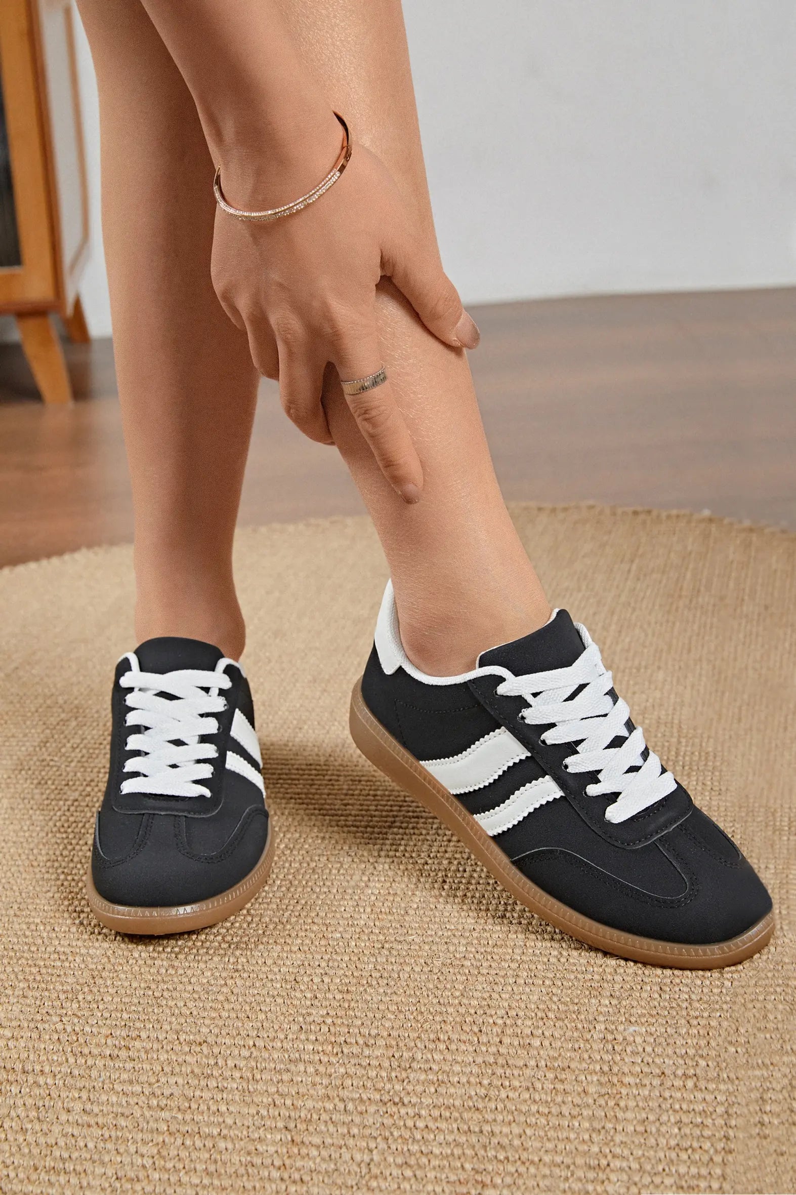 SNEAKERS NOIRES FEMME STYLE RÉTRO AVEC SEMELLE GOMME - Casualmode.fr