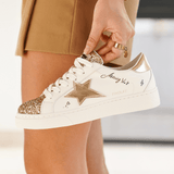 BASKETS BLANCHES FEMME À ÉTOILE ET DÉTAILS PAILLETÉS DORÉS - Casualmode.fr
