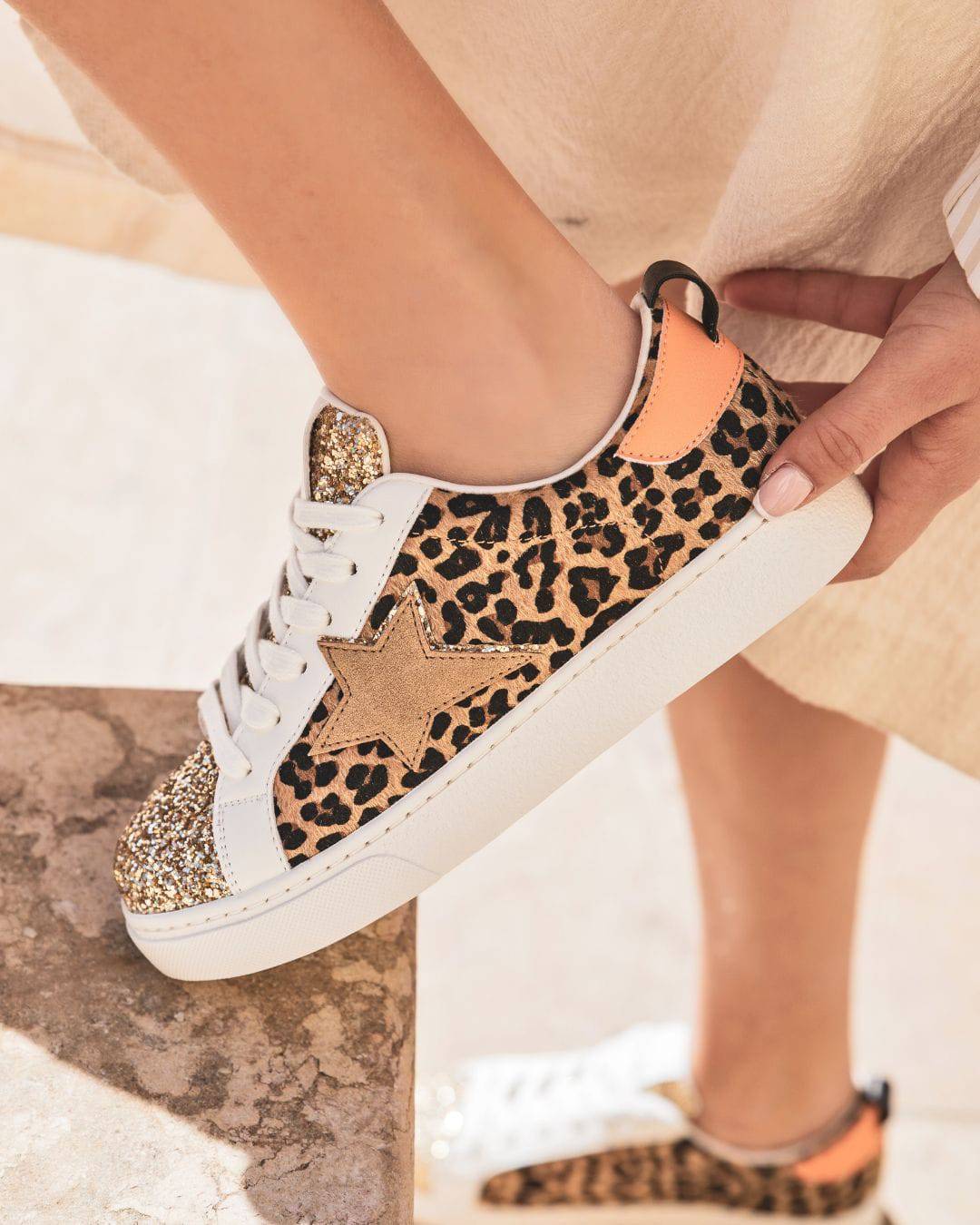 BASKETS LÉOPARD FEMME A PAILLETTES DORÉES - Casualmode.fr