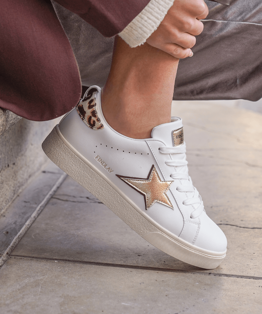 BASKETS FEMME BLANCHES A ÉTOILE DORÉE DÉTAILS LÉOPARD - Casualmode.fr