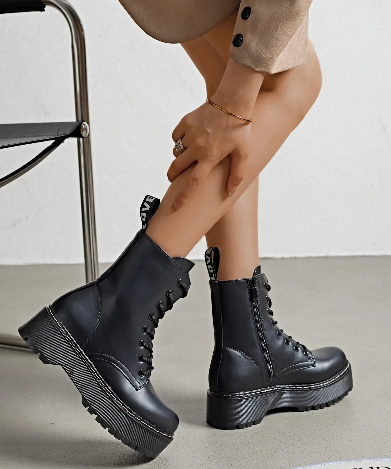 BOTTINES NOIRES FEMME À PLATEFORME ET LACETS STYLE COMBAT - Casualmode.fr