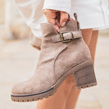 BOTTINES TAUPE À TALON BLOCS ET BOUCLE LATÉRALE - Casualmode.fr