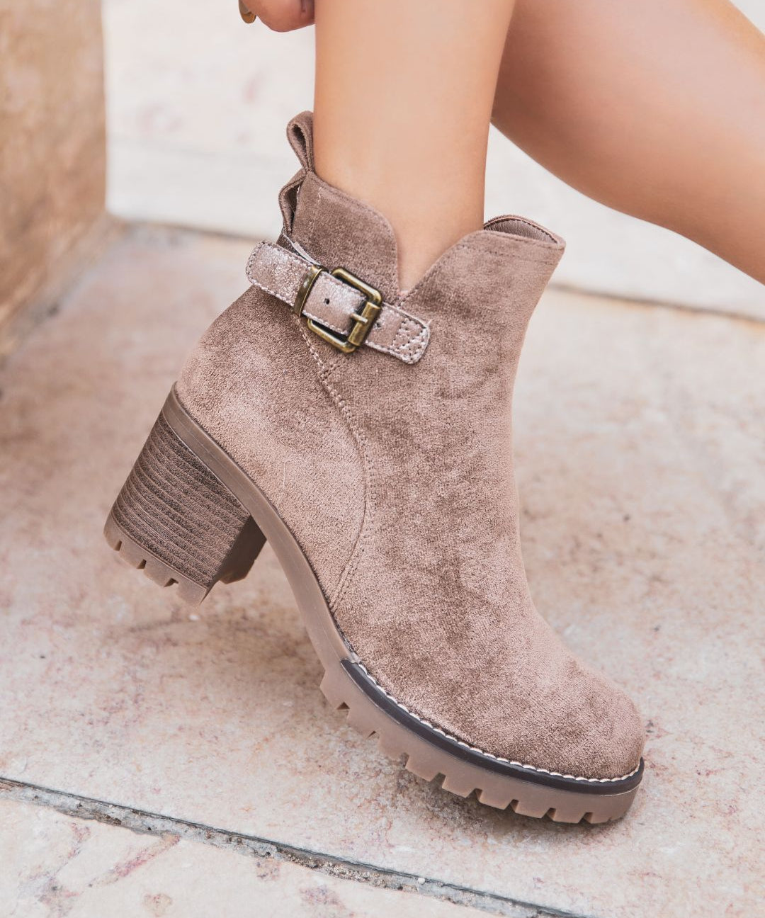 BOTTINES TAUPE À TALON BLOCS ET BOUCLE LATÉRALE - Casualmode.fr