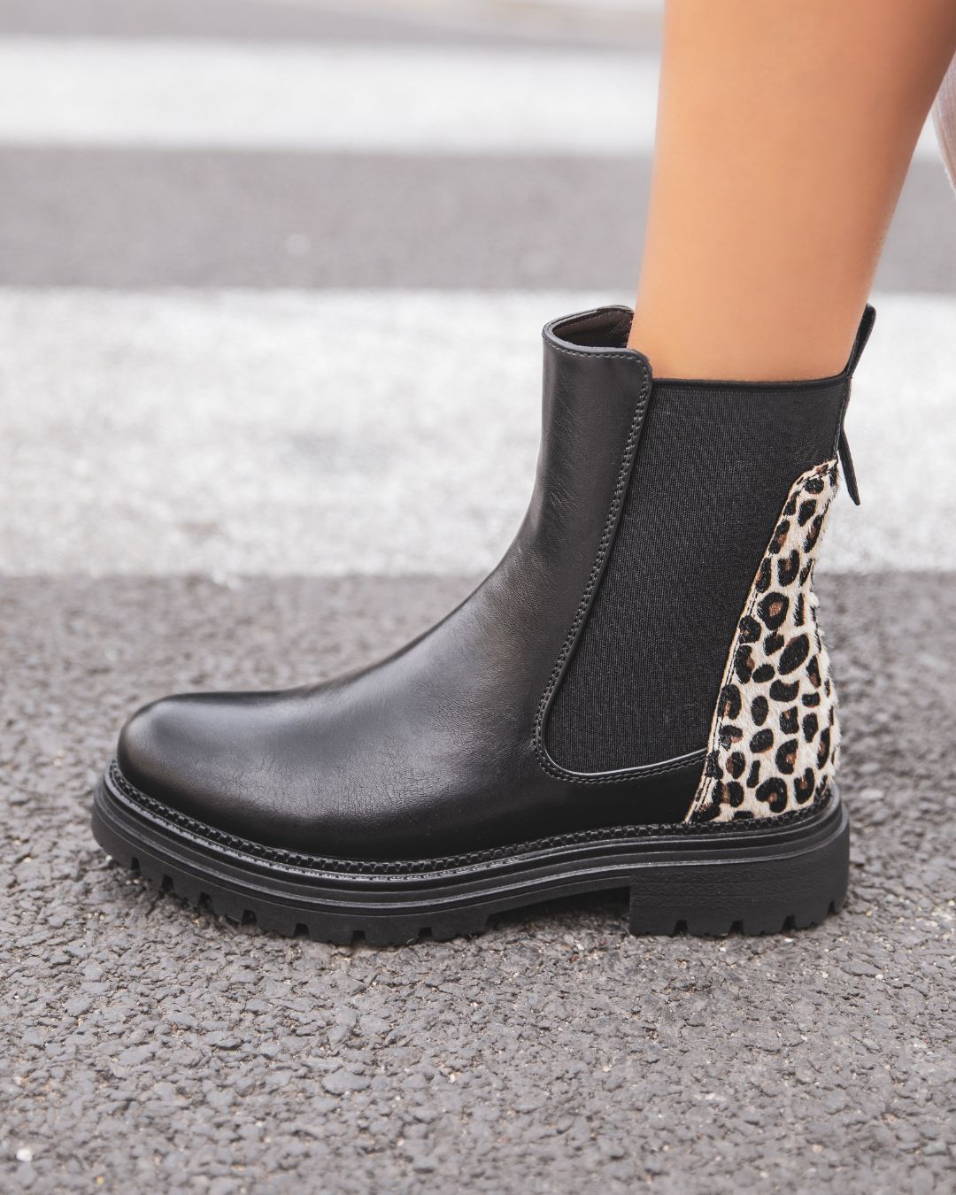 BOTTINES CHELSEA NOIRES – DÉTAIL LÉOPARD SAUVAGE - Casualmode.fr