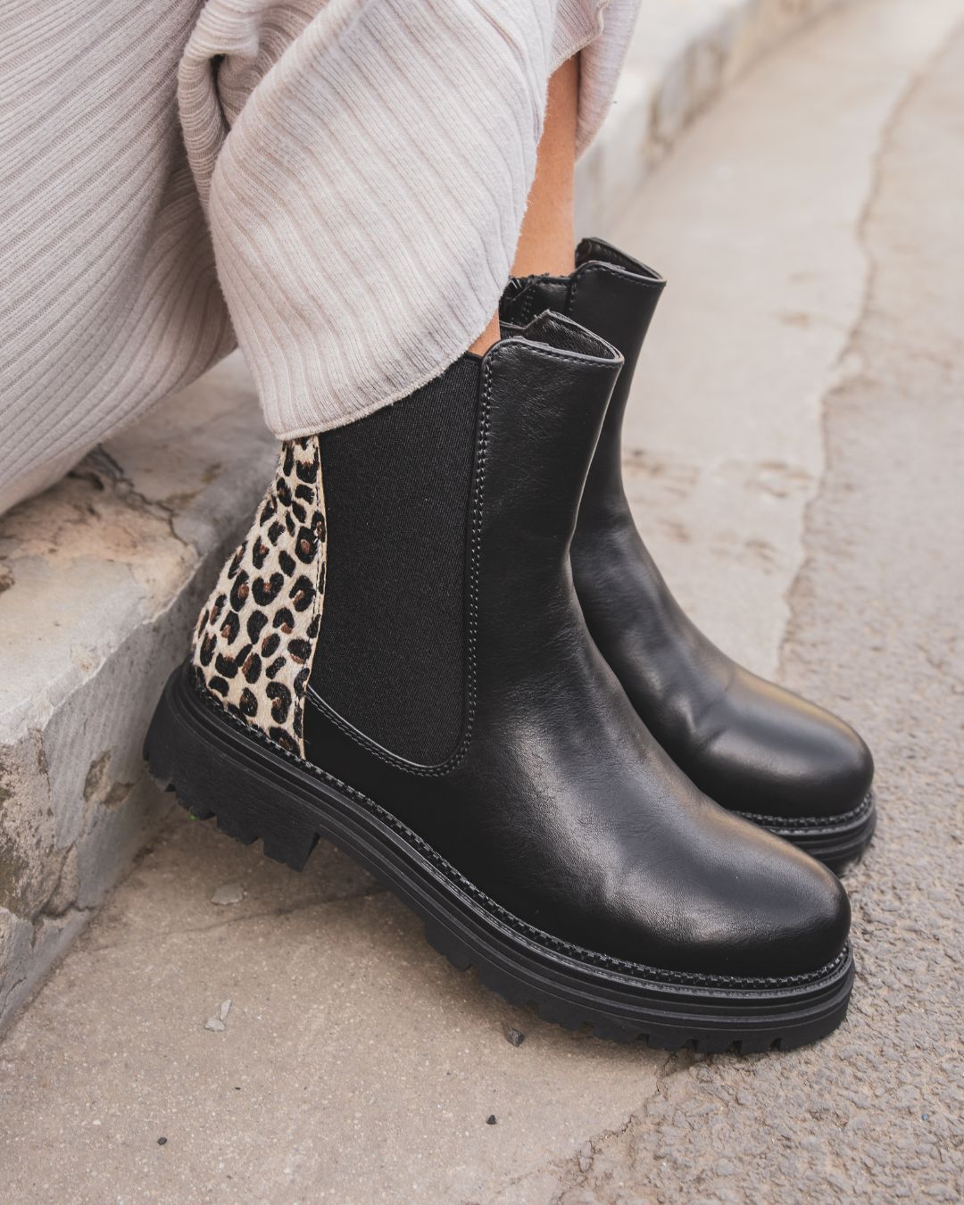 BOTTINES CHELSEA NOIRES – DÉTAIL LÉOPARD SAUVAGE - Casualmode.fr