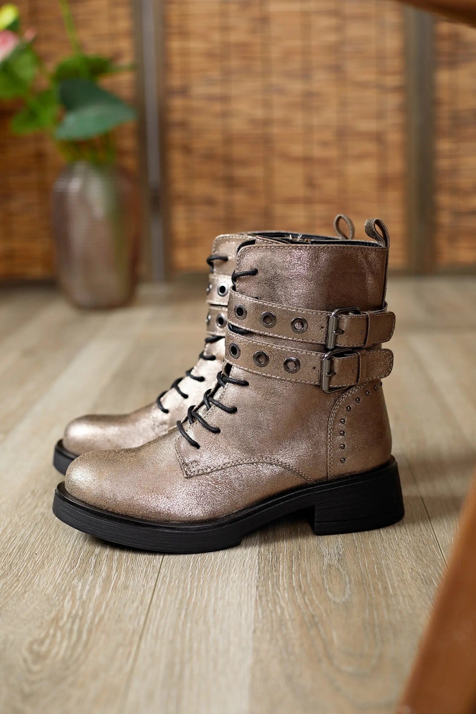 BOTTINES FEMME MÉTALLISÉES AVEC DOUBLE BOUCLE ET CLOUS - Casualmode.fr