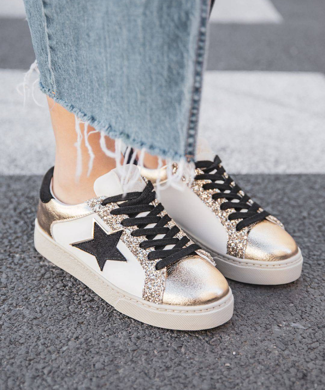 BASKETS BLANCHES FEMME À DÉTAILS DORÉS ET ÉTOILE NOIRE - Casualmode.fr