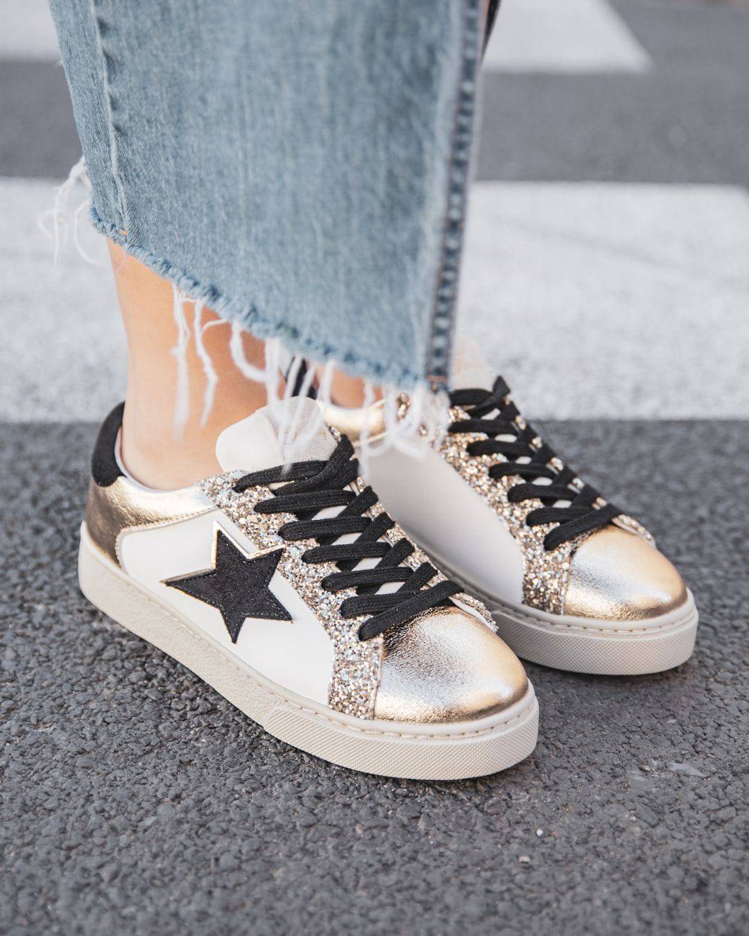 BASKETS BLANCHES FEMME À DÉTAILS DORÉS ET ÉTOILE NOIRE - Casualmode.fr