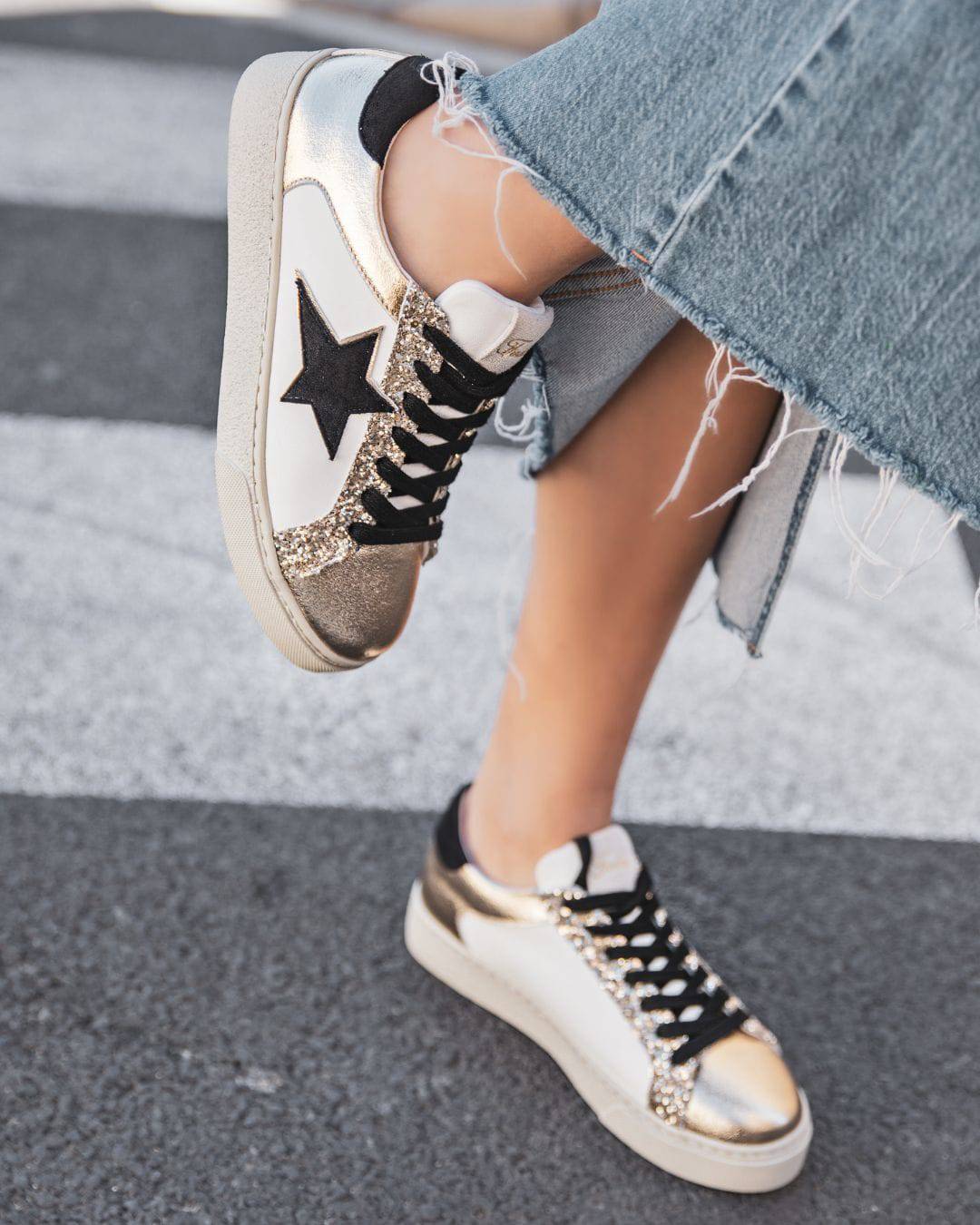 BASKETS BLANCHES FEMME À DÉTAILS DORÉS ET ÉTOILE NOIRE - Casualmode.fr