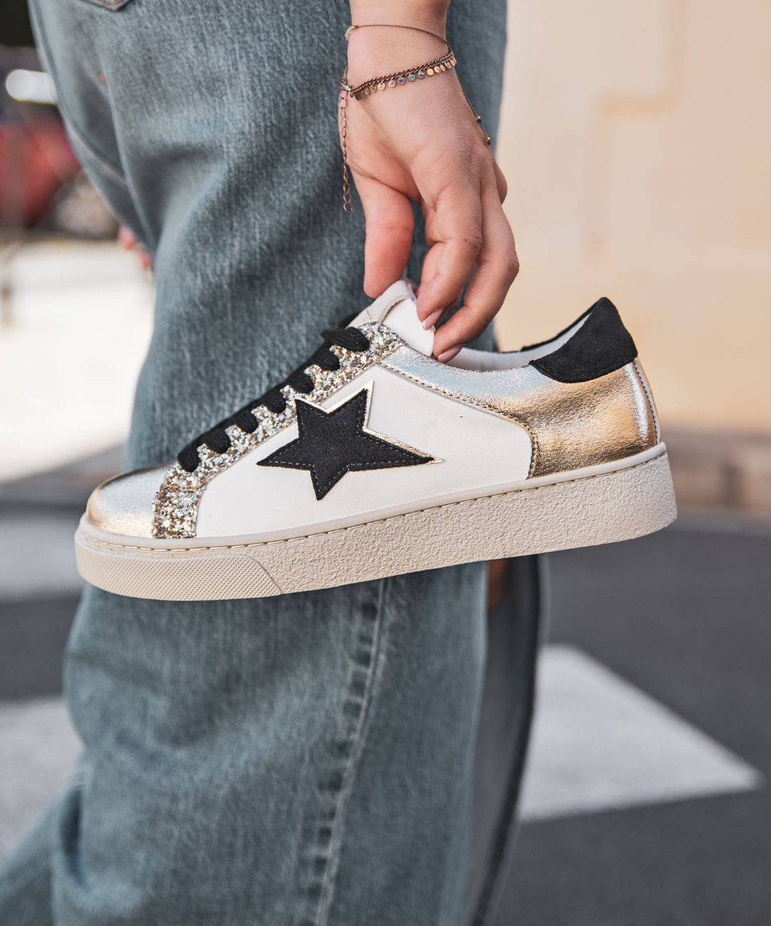 BASKETS BLANCHES FEMME À DÉTAILS DORÉS ET ÉTOILE NOIRE - Casualmode.fr
