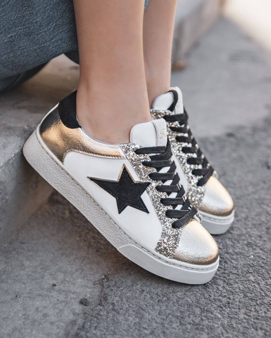 BASKETS BLANCHES FEMME À DÉTAILS DORÉS ET ÉTOILE NOIRE - Casualmode.fr