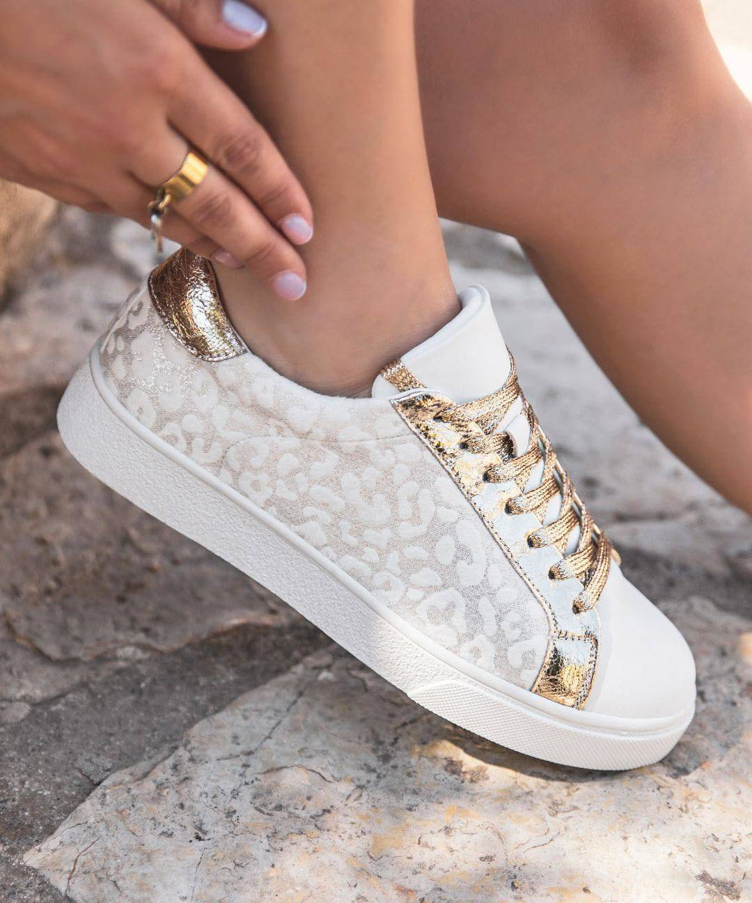 BASKETS FEMME BLANCHES À DÉTAILS DORÉS IMPRIMÉ LÉOPARD - Casualmode.fr