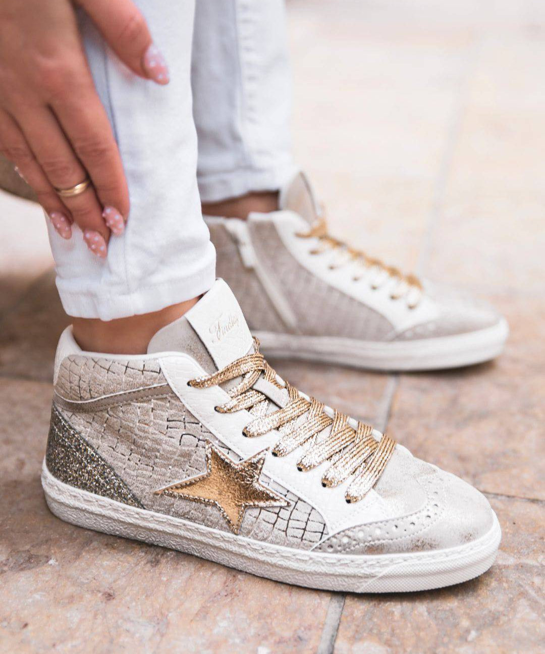 BASKETS MONTANTES FEMME BLANCHES ET DORÉES - Casualmode.fr