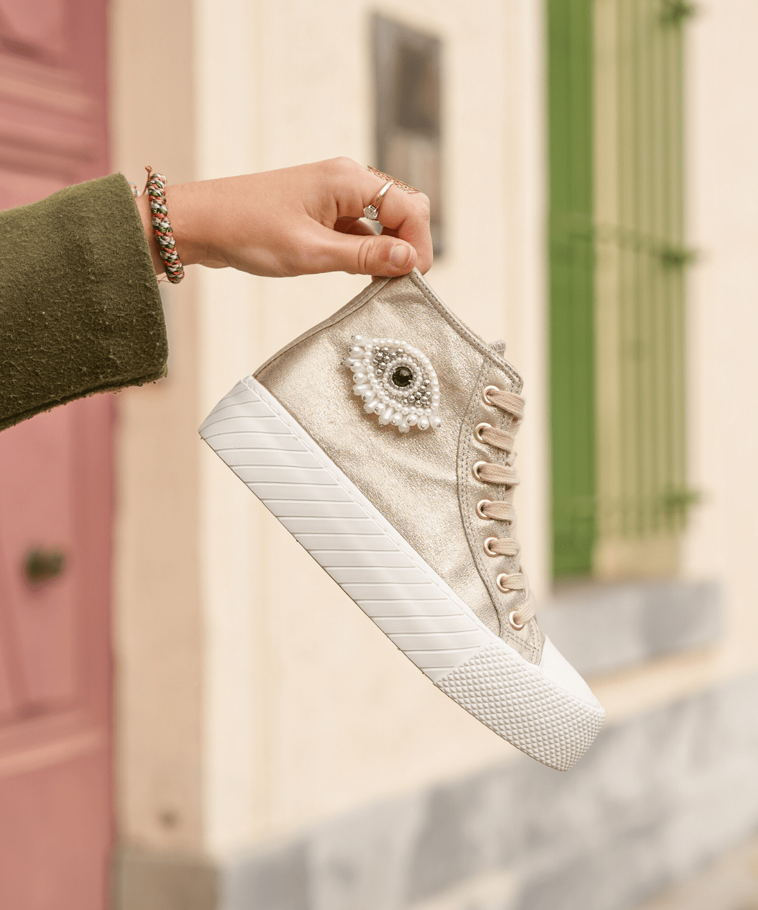 BASKETS MONTANTES DORÉES FEMME DÉTAIL OEIL PERLÉ - Casualmode.fr