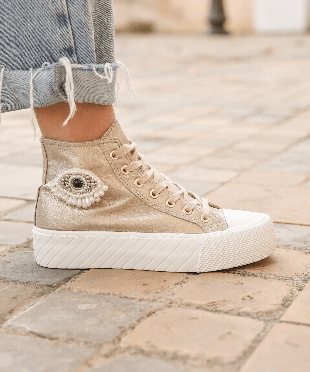 BASKETS MONTANTES DORÉES FEMME DÉTAIL OEIL PERLÉ - Casualmode.fr