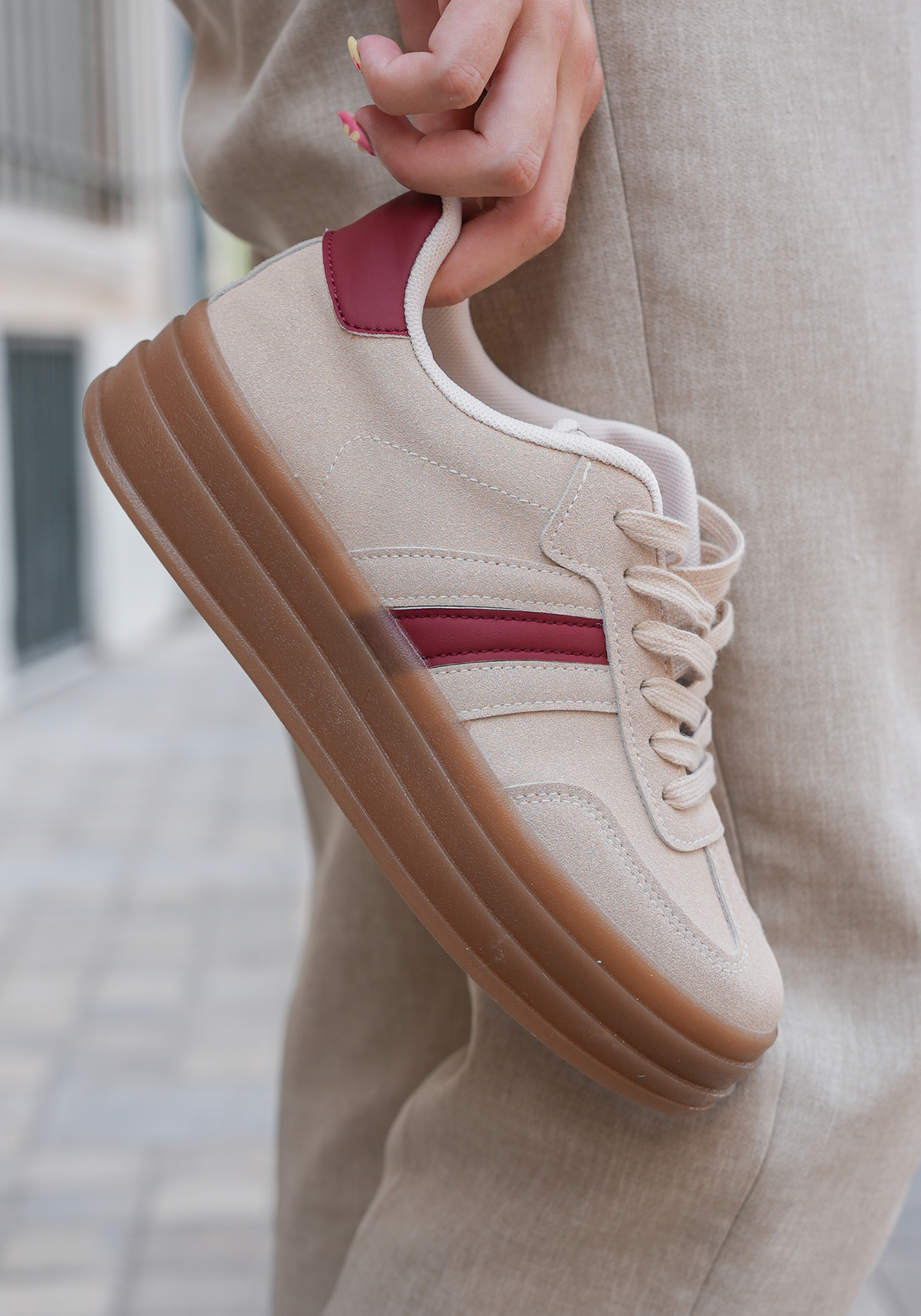 BASKETS BEIGE ET ROUGE À SEMELLE ÉPAISSE - Casualmode.fr