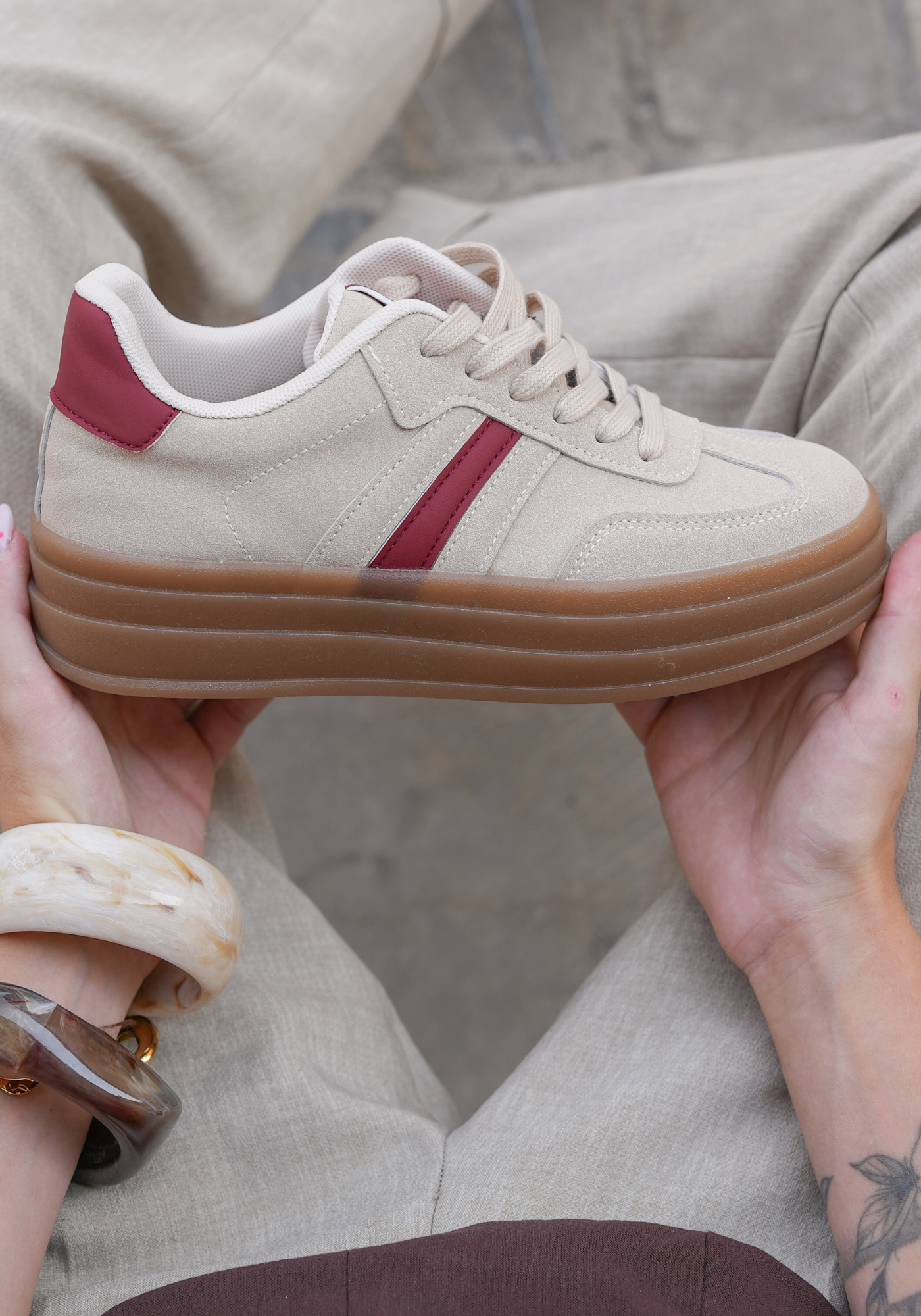 BASKETS BEIGE ET ROUGE À SEMELLE ÉPAISSE - Casualmode.fr