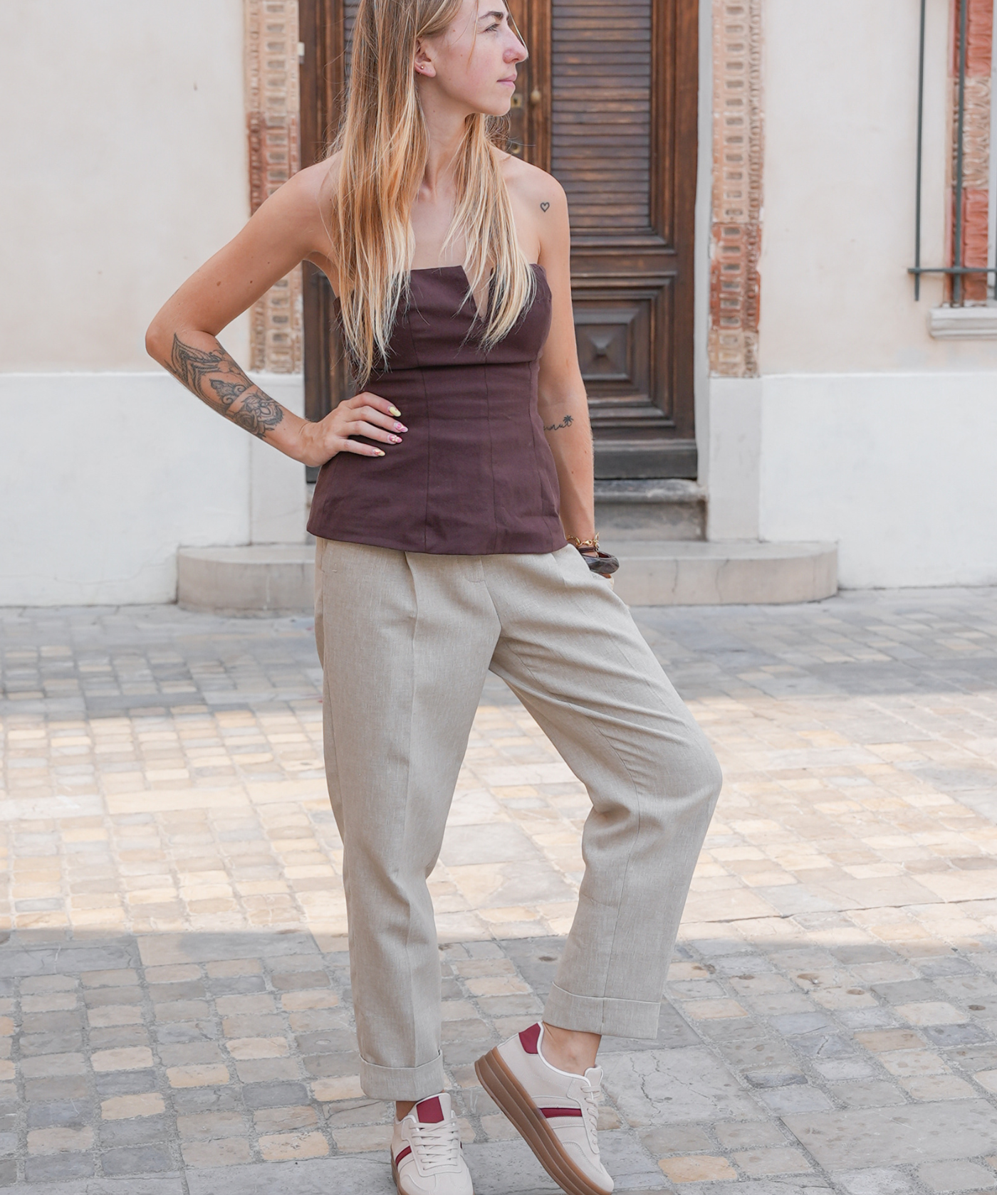 BASKETS BEIGE ET ROUGE À SEMELLE ÉPAISSE - Casualmode.fr