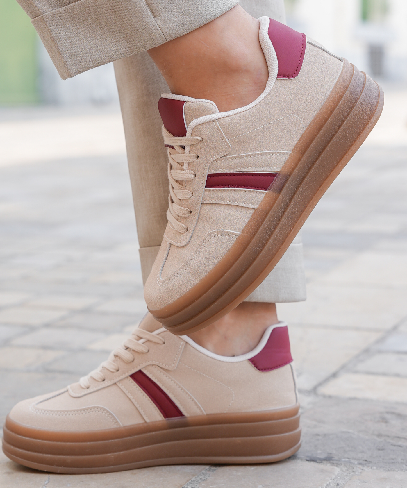 BASKETS BEIGE ET ROUGE À SEMELLE ÉPAISSE - Casualmode.fr