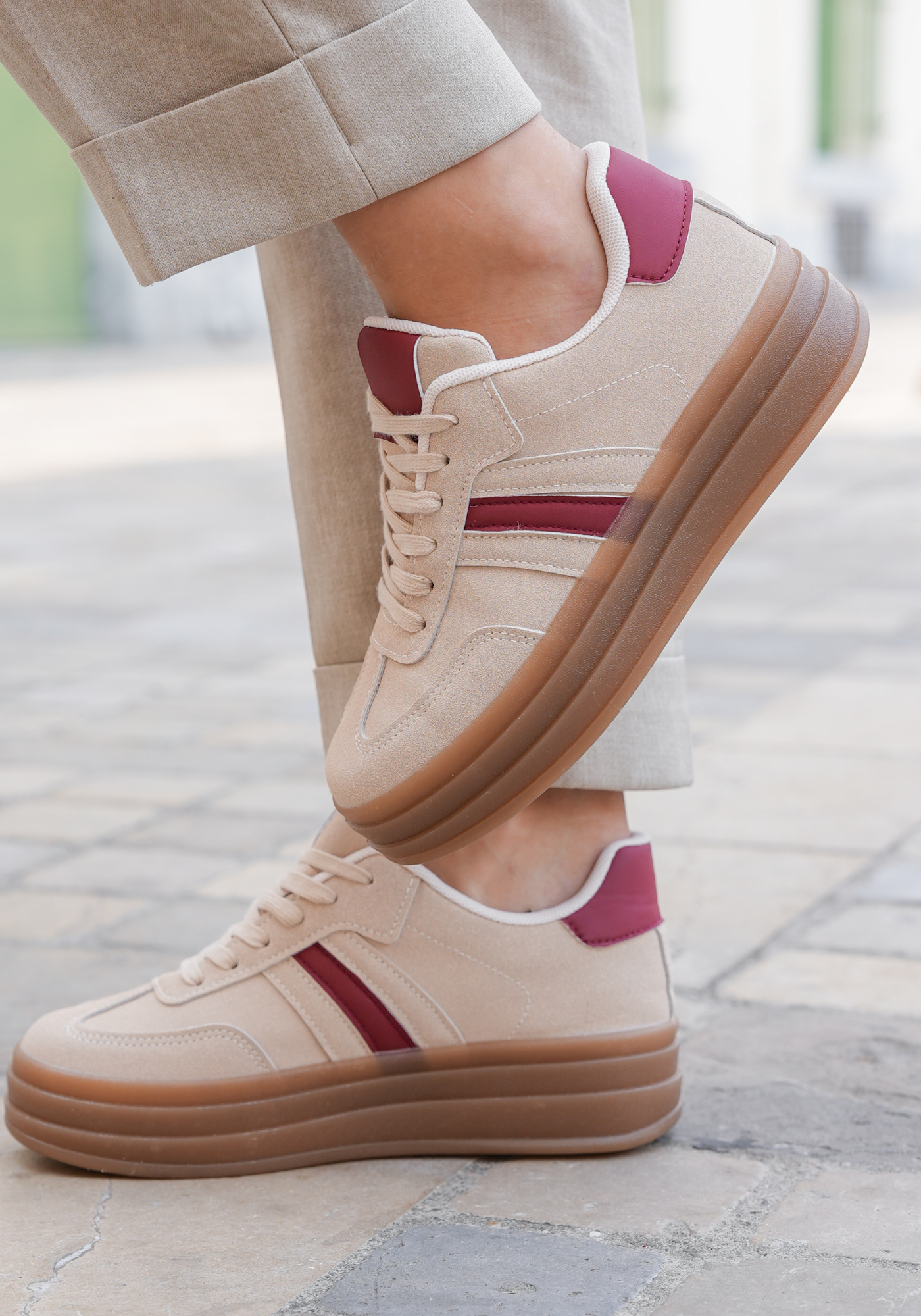 BASKETS BEIGE ET ROUGE À SEMELLE ÉPAISSE - Casualmode.fr