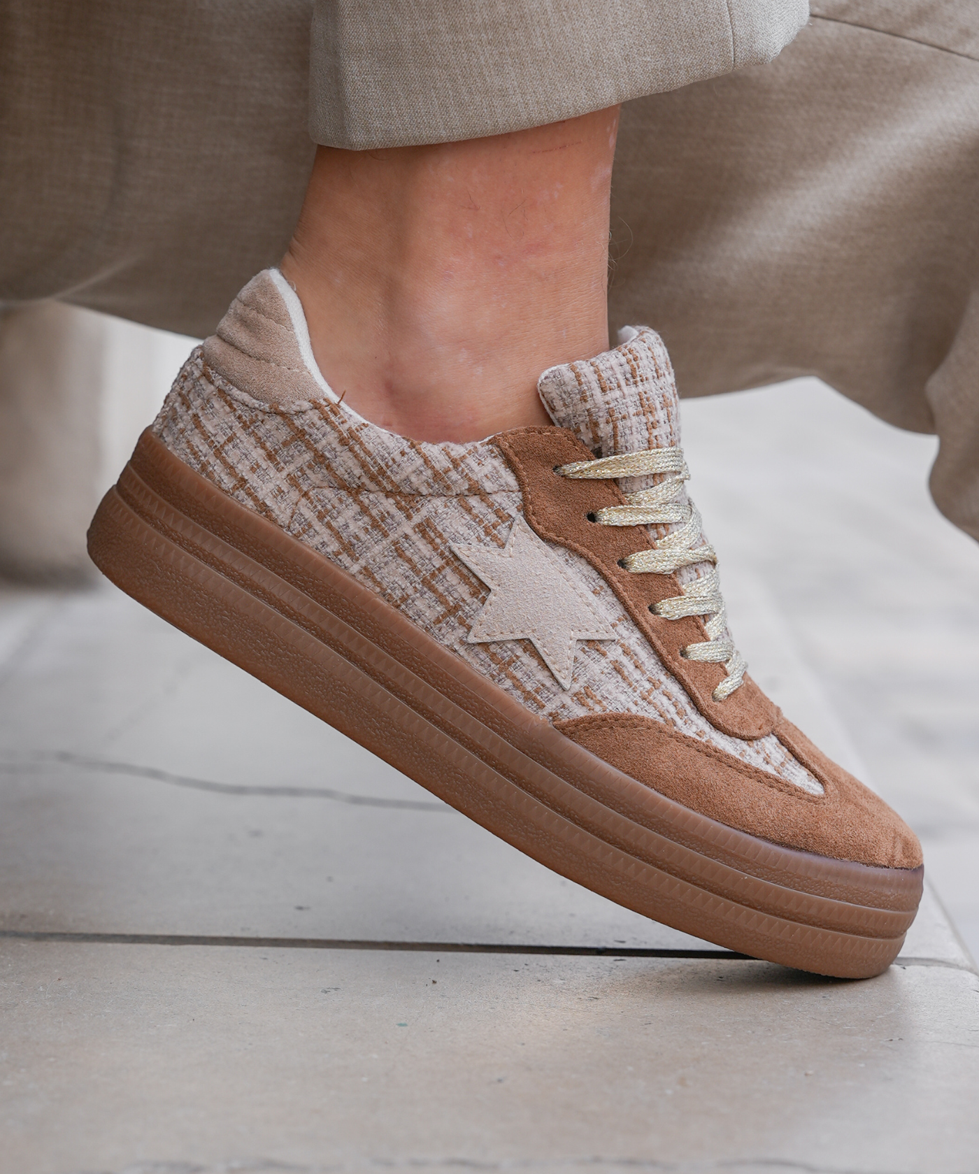 BASKETS BEIGE ET BLANCHE À ÉTOILE - Casualmode.fr