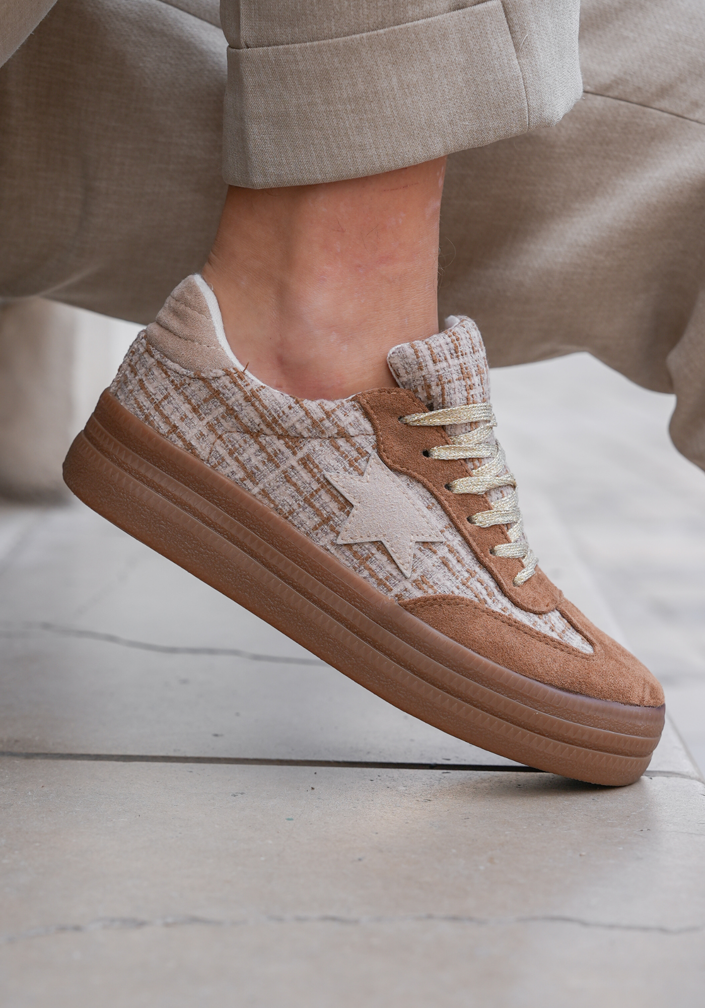 BASKETS BEIGE ET BLANCHE À ÉTOILE - Casualmode.fr