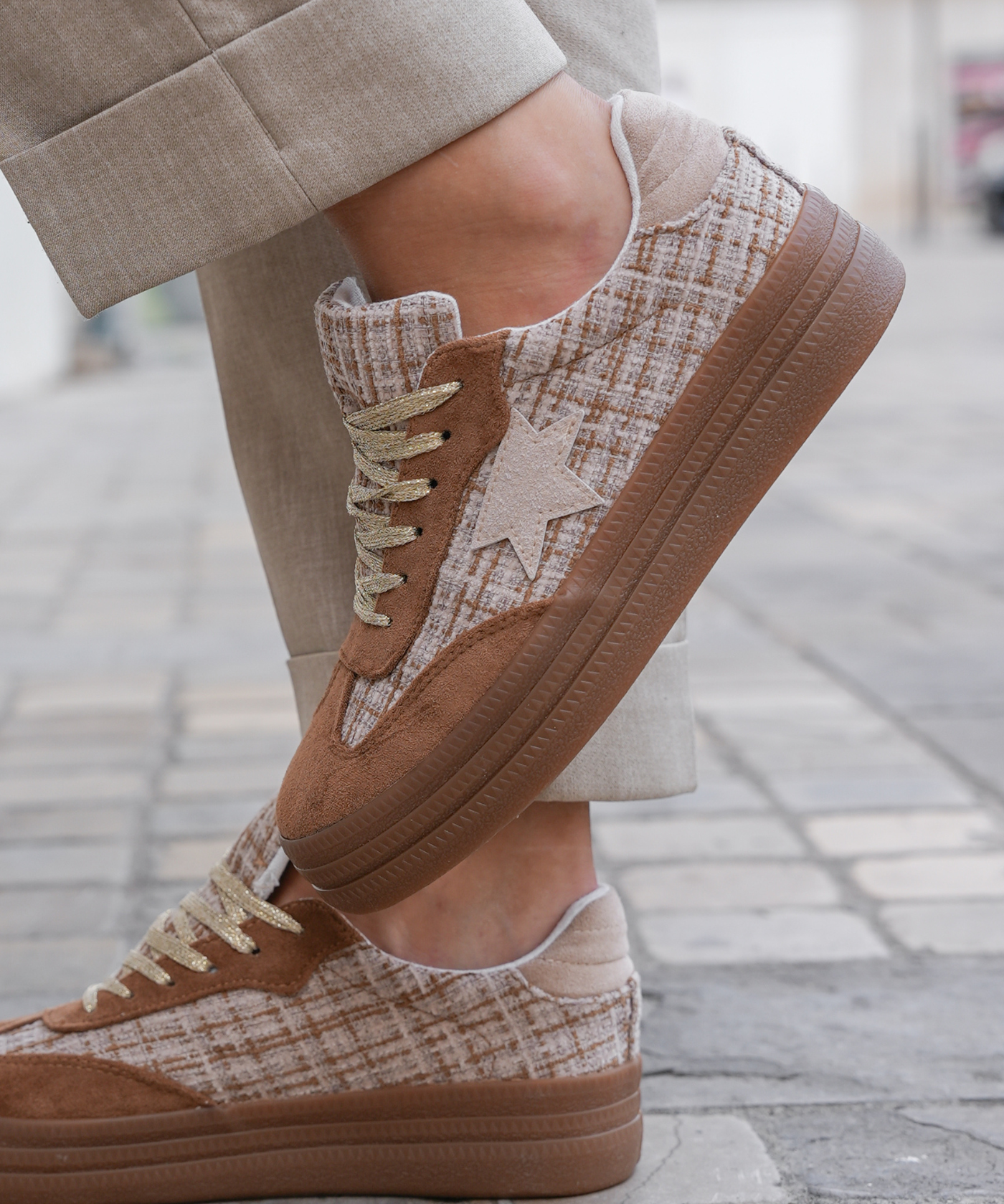 BASKETS BEIGE ET BLANCHE À ÉTOILE - Casualmode.fr