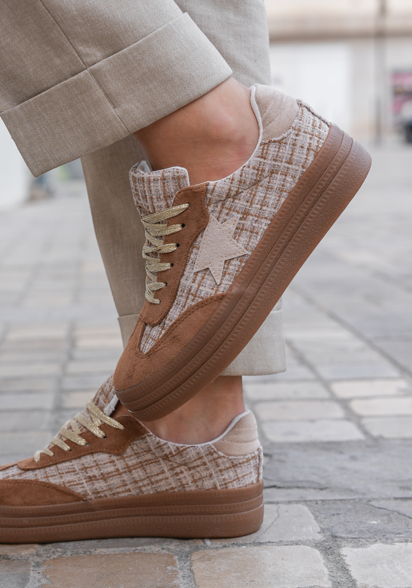 BASKETS BEIGE ET BLANCHE À ÉTOILE - Casualmode.fr