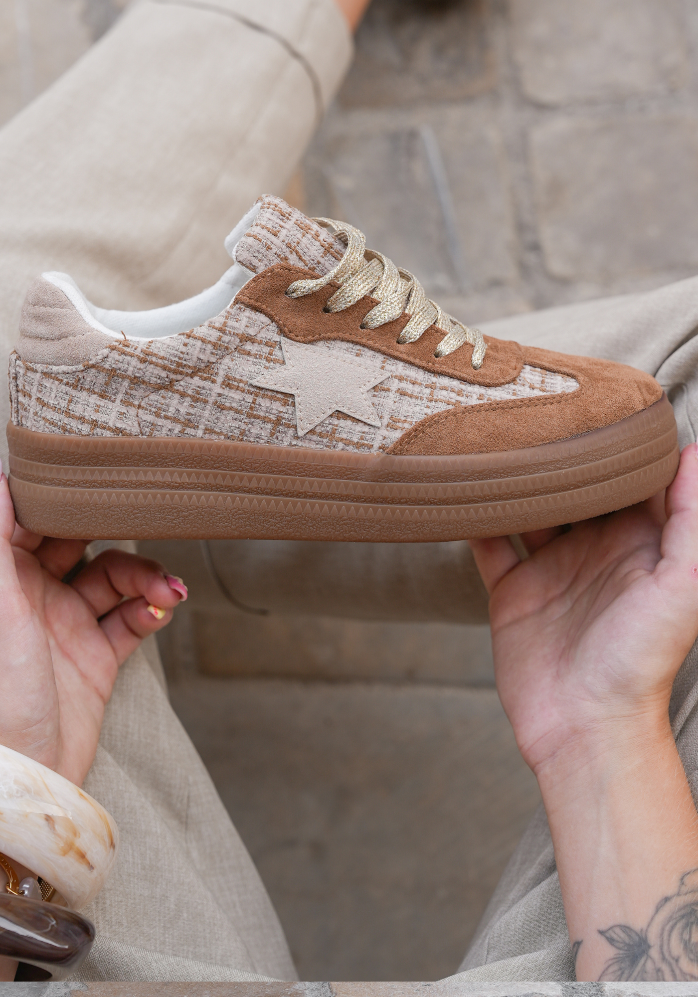 BASKETS BEIGE ET BLANCHE À ÉTOILE - Casualmode.fr