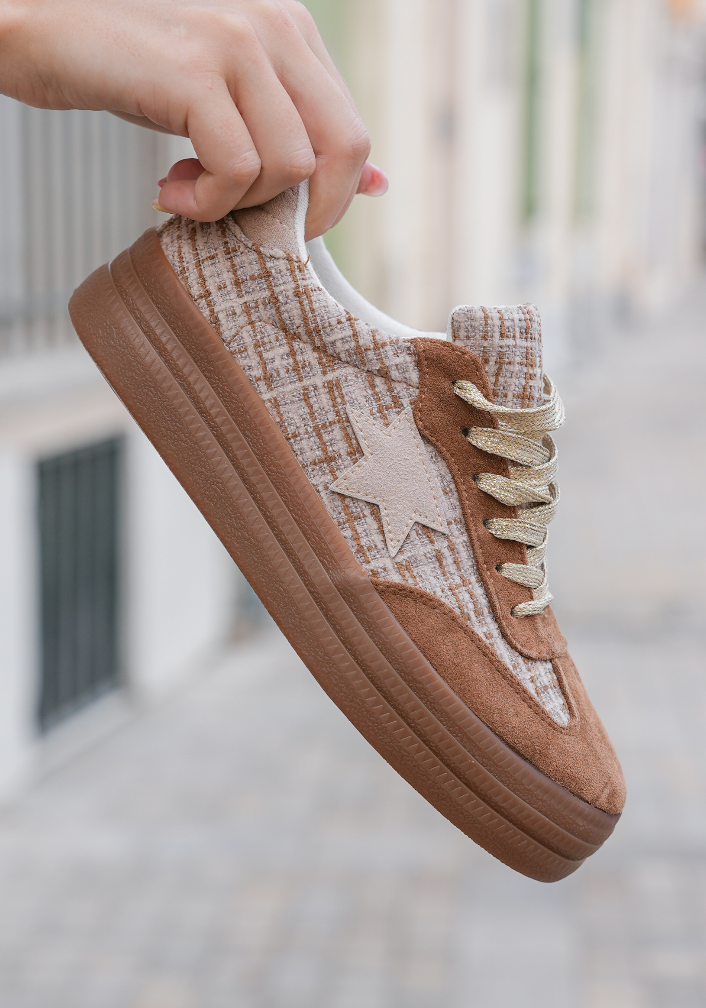 BASKETS BEIGE ET BLANCHE À ÉTOILE - Casualmode.fr