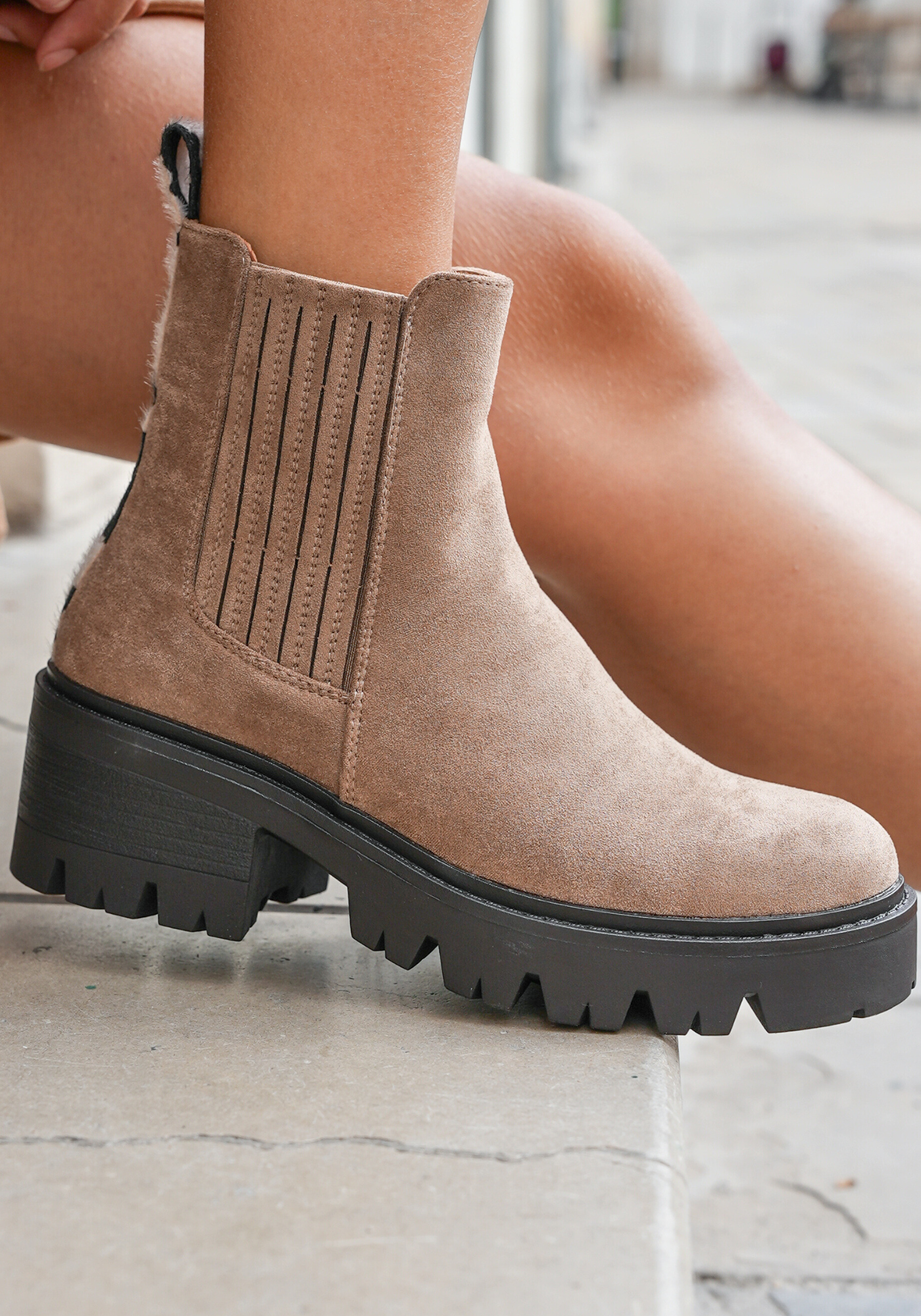 BOTTINES TAUPE À TALON ÉPAIS - Casualmode.fr