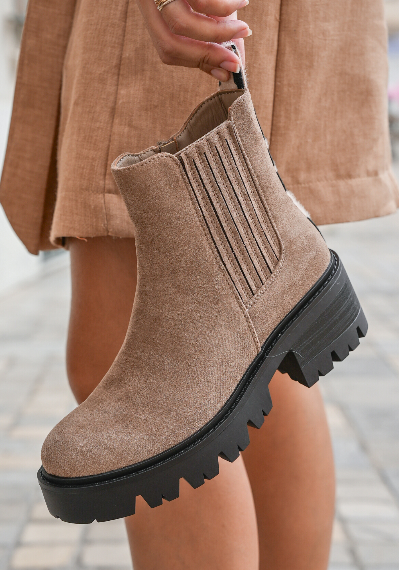 BOTTINES TAUPE À TALON ÉPAIS - Casualmode.fr