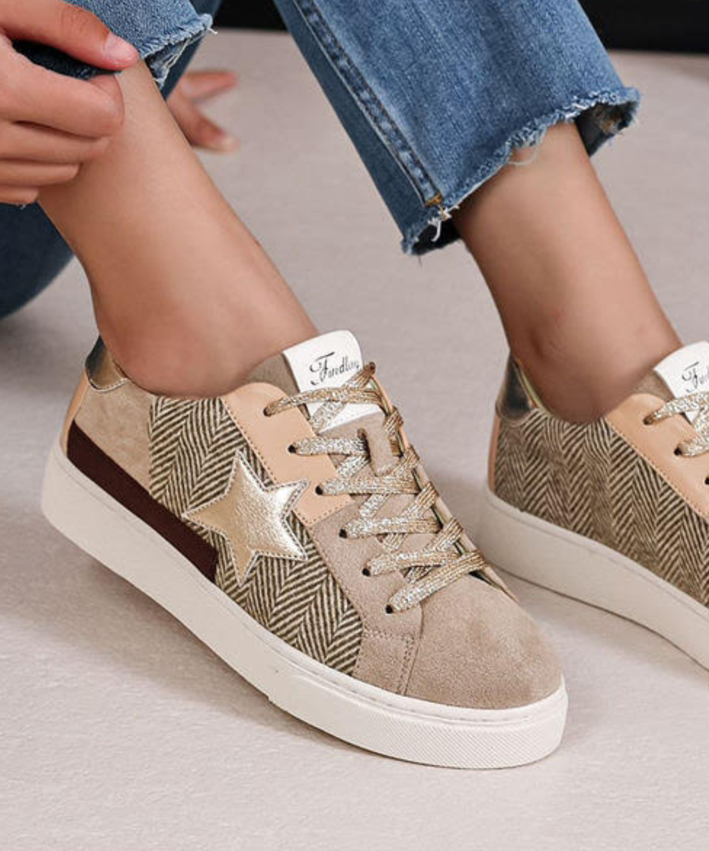 BASKETS TAUPE AVEC ÉTOILE DORÉE - Casualmode.fr