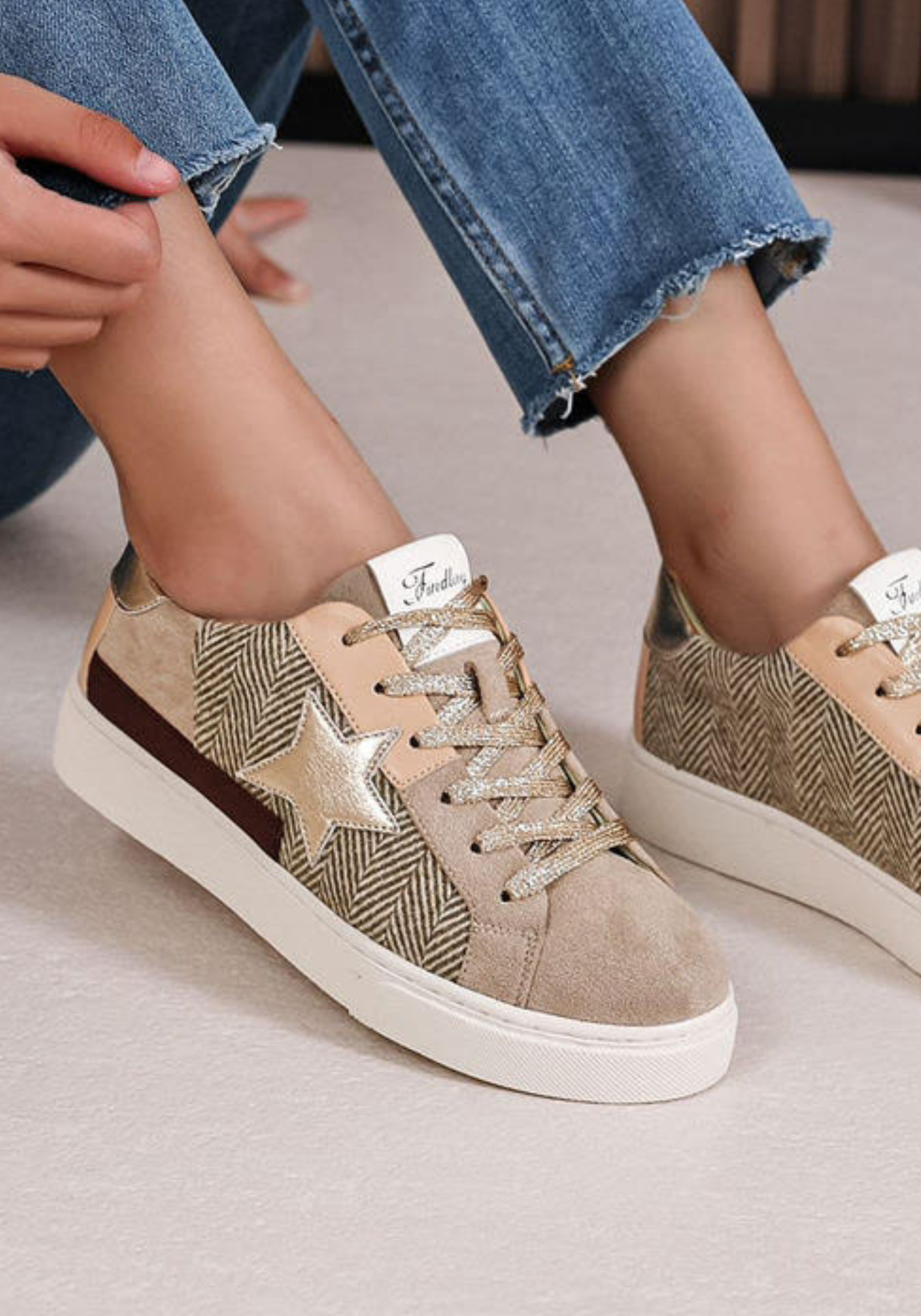 BASKETS TAUPE AVEC ÉTOILE DORÉE - Casualmode.fr