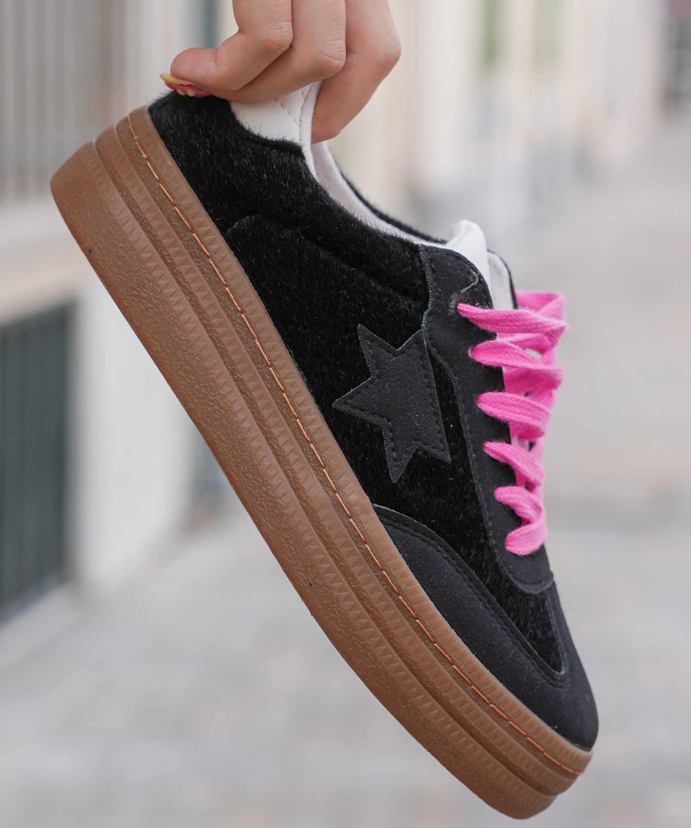 BASKETS NOIRES À ÉTOILE AVEC LACETS ROSES - Casualmode.fr