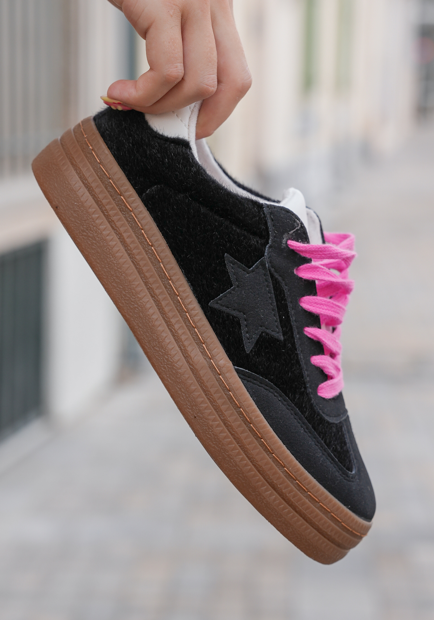 BASKETS NOIRES À ÉTOILE AVEC LACETS ROSES - Casualmode.fr