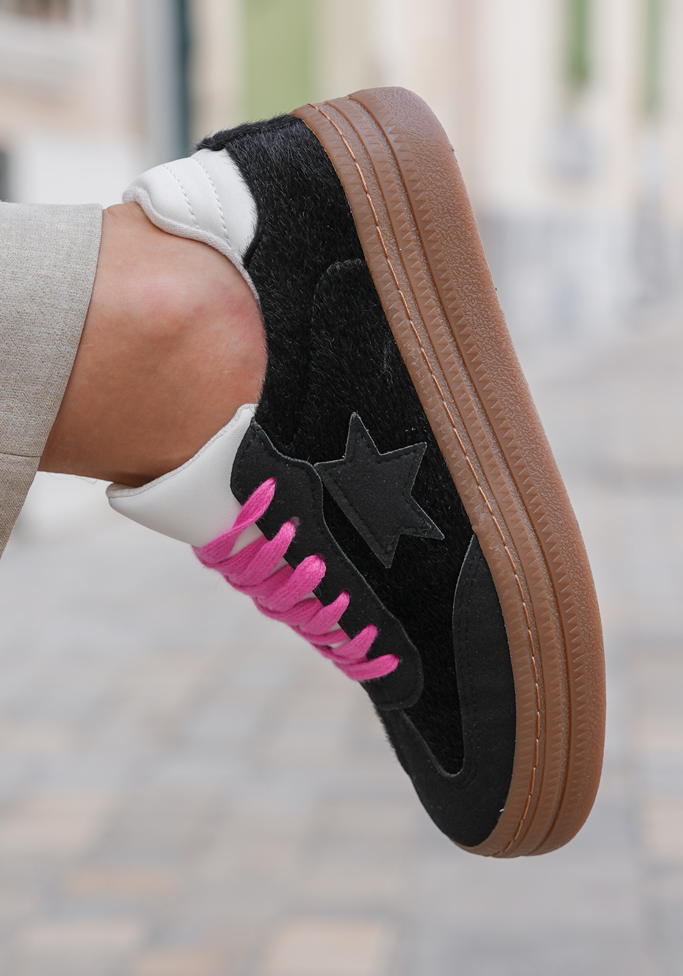 BASKETS NOIRES À ÉTOILE AVEC LACETS ROSES - Casualmode.fr