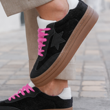 BASKETS NOIRES À ÉTOILE AVEC LACETS ROSES - Casualmode.fr