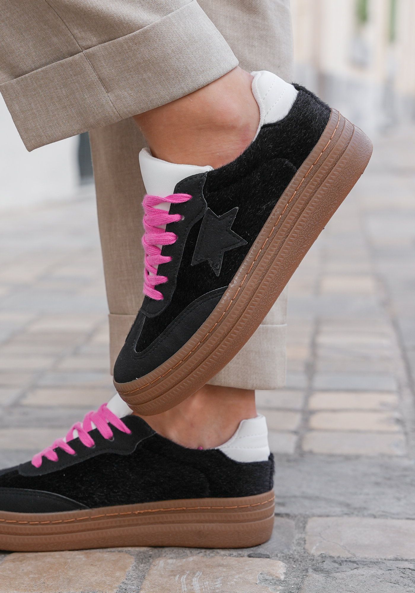 BASKETS NOIRES À ÉTOILE AVEC LACETS ROSES - Casualmode.fr