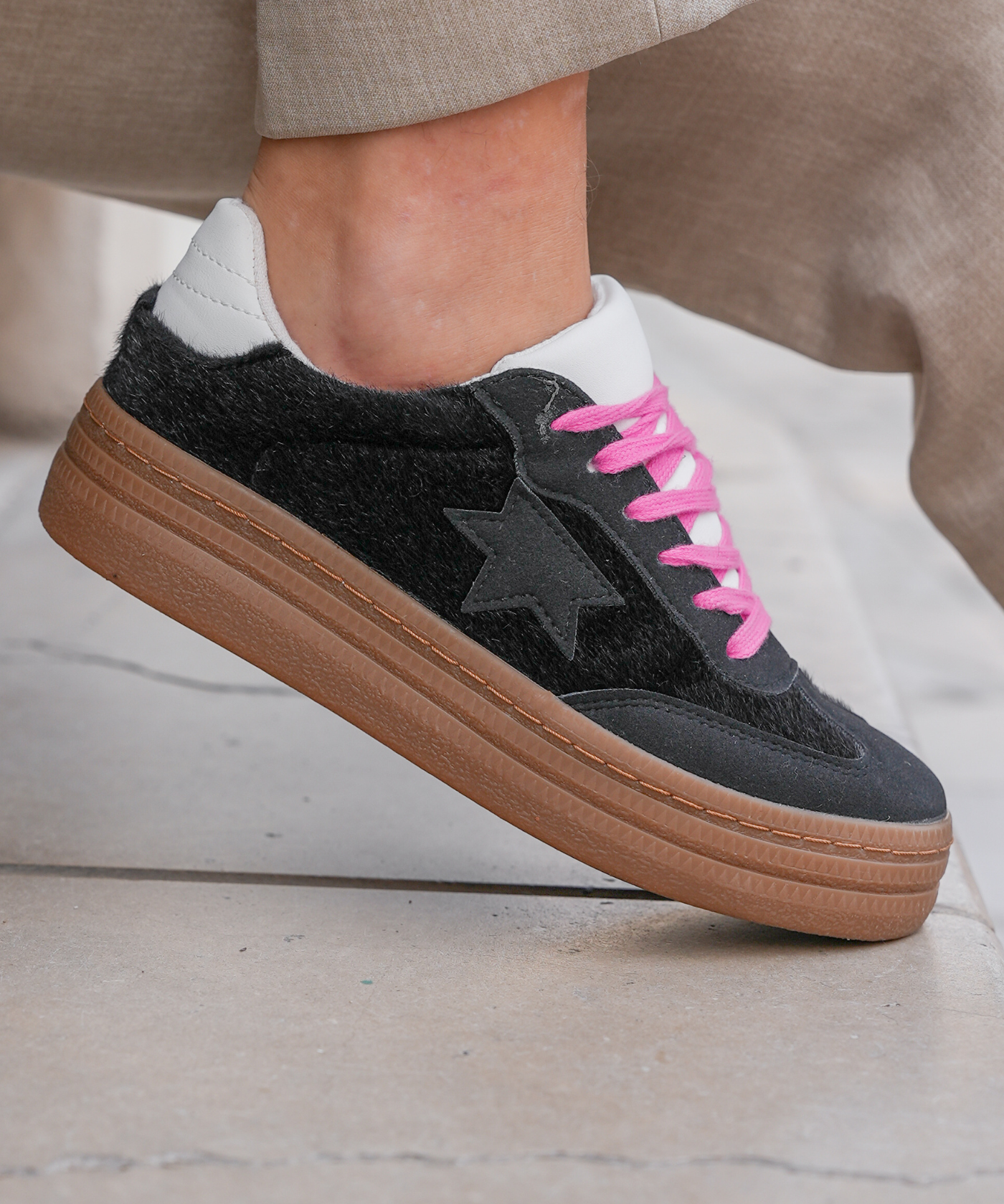 BASKETS NOIRES À ÉTOILE AVEC LACETS ROSES - Casualmode.fr