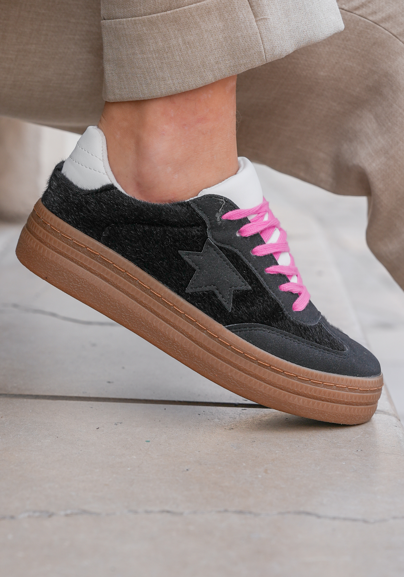 BASKETS NOIRES À ÉTOILE AVEC LACETS ROSES - Casualmode.fr