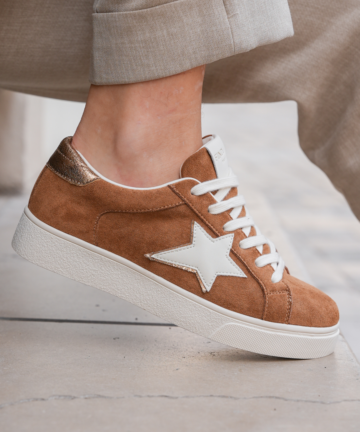 BASKETS CAMEL EN SUÉDINE ÉTOILE BLANCHE - Casualmode.fr