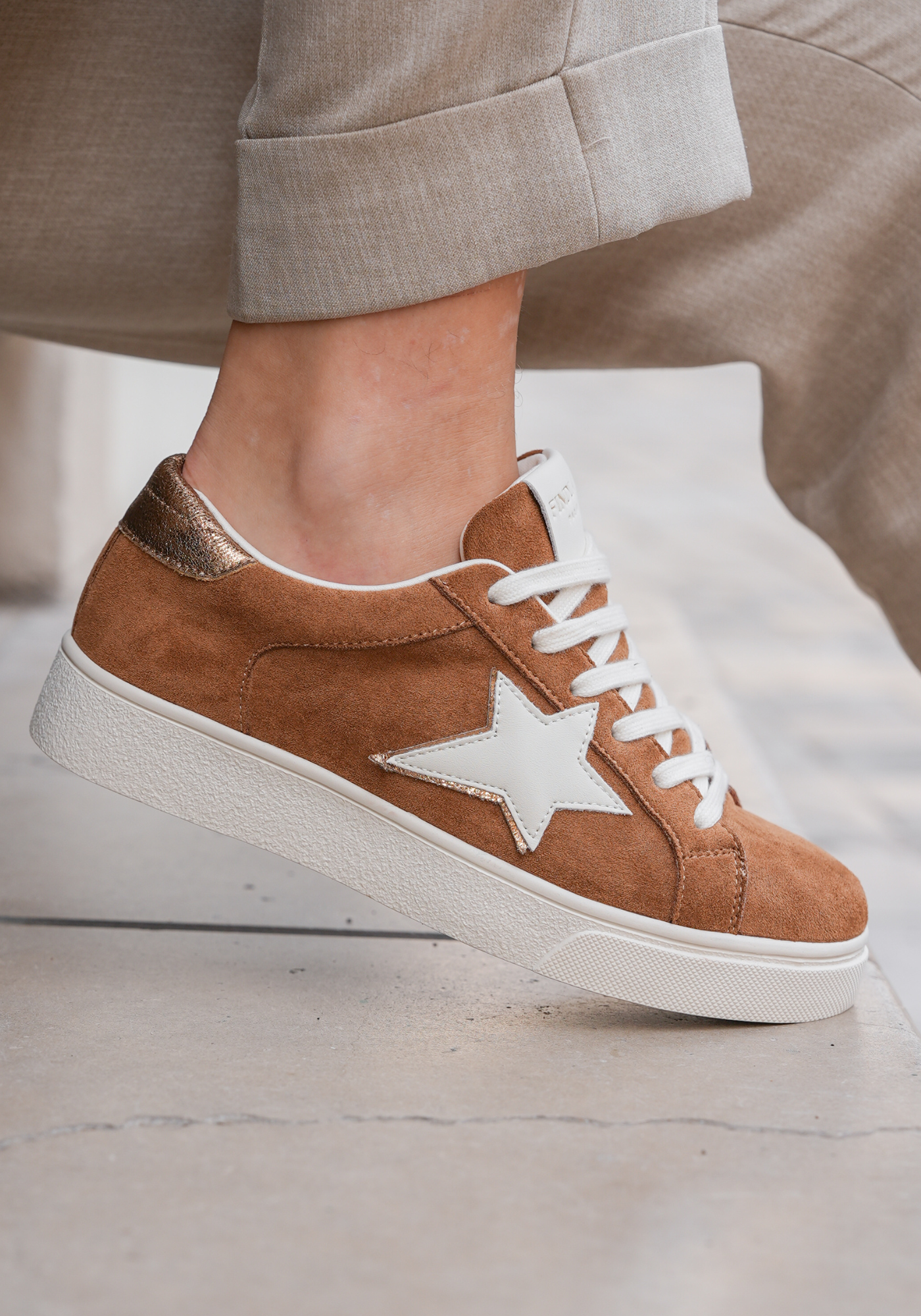 BASKETS CAMEL EN SUÉDINE ÉTOILE BLANCHE - Casualmode.fr