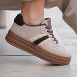 BASKETS TAUPE À SEMELLE ÉPAISSE ET DÉTAILS EN LAINE BOUCLÉE - Casualmode.fr