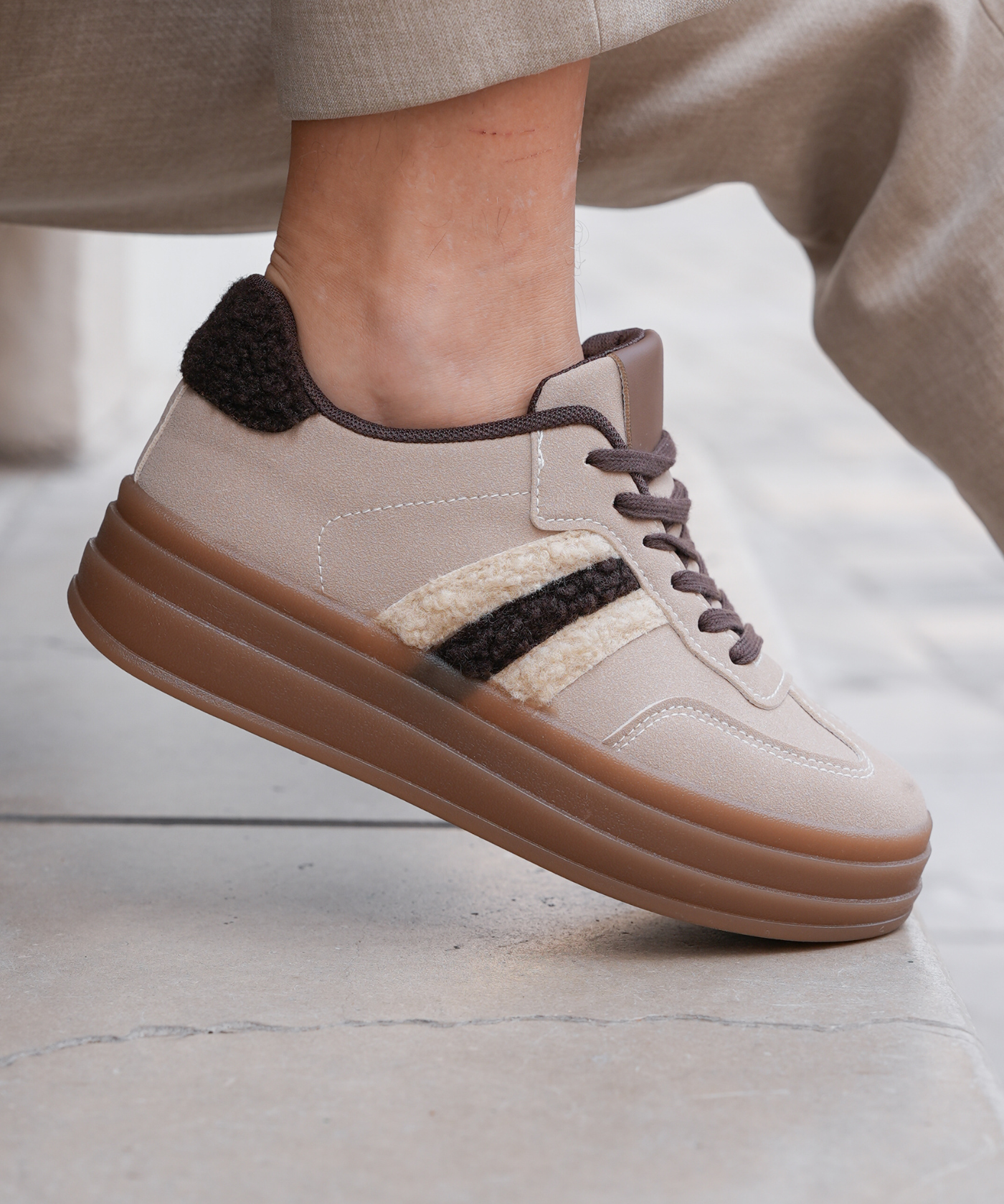 BASKETS TAUPE À SEMELLE ÉPAISSE ET DÉTAILS EN LAINE BOUCLÉE - Casualmode.fr