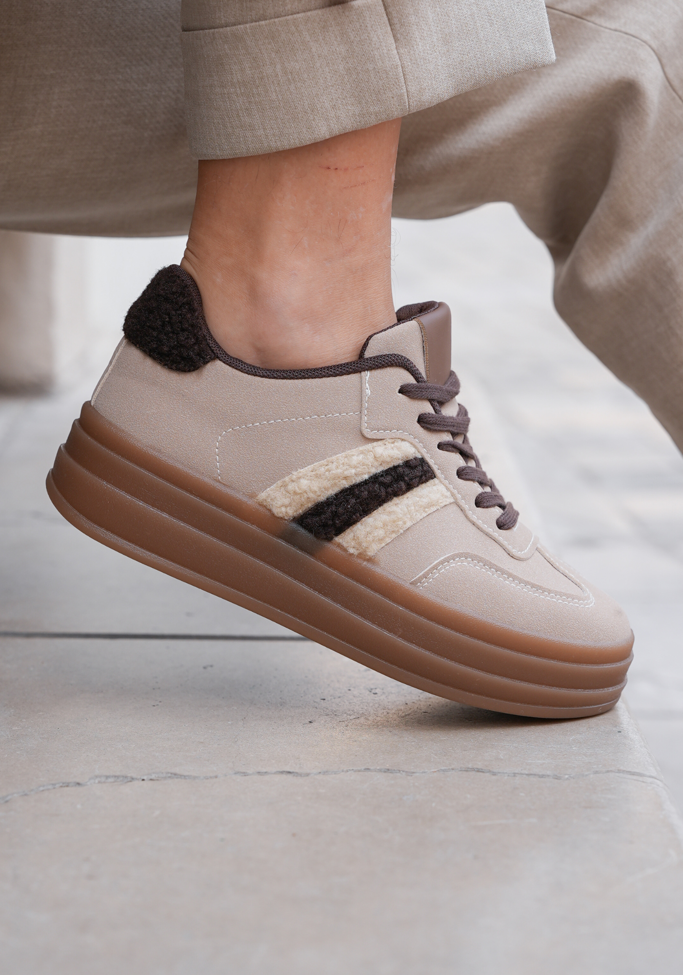 BASKETS TAUPE À SEMELLE ÉPAISSE ET DÉTAILS EN LAINE BOUCLÉE - Casualmode.fr