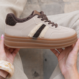 BASKETS TAUPE À SEMELLE ÉPAISSE ET DÉTAILS EN LAINE BOUCLÉE - Casualmode.fr