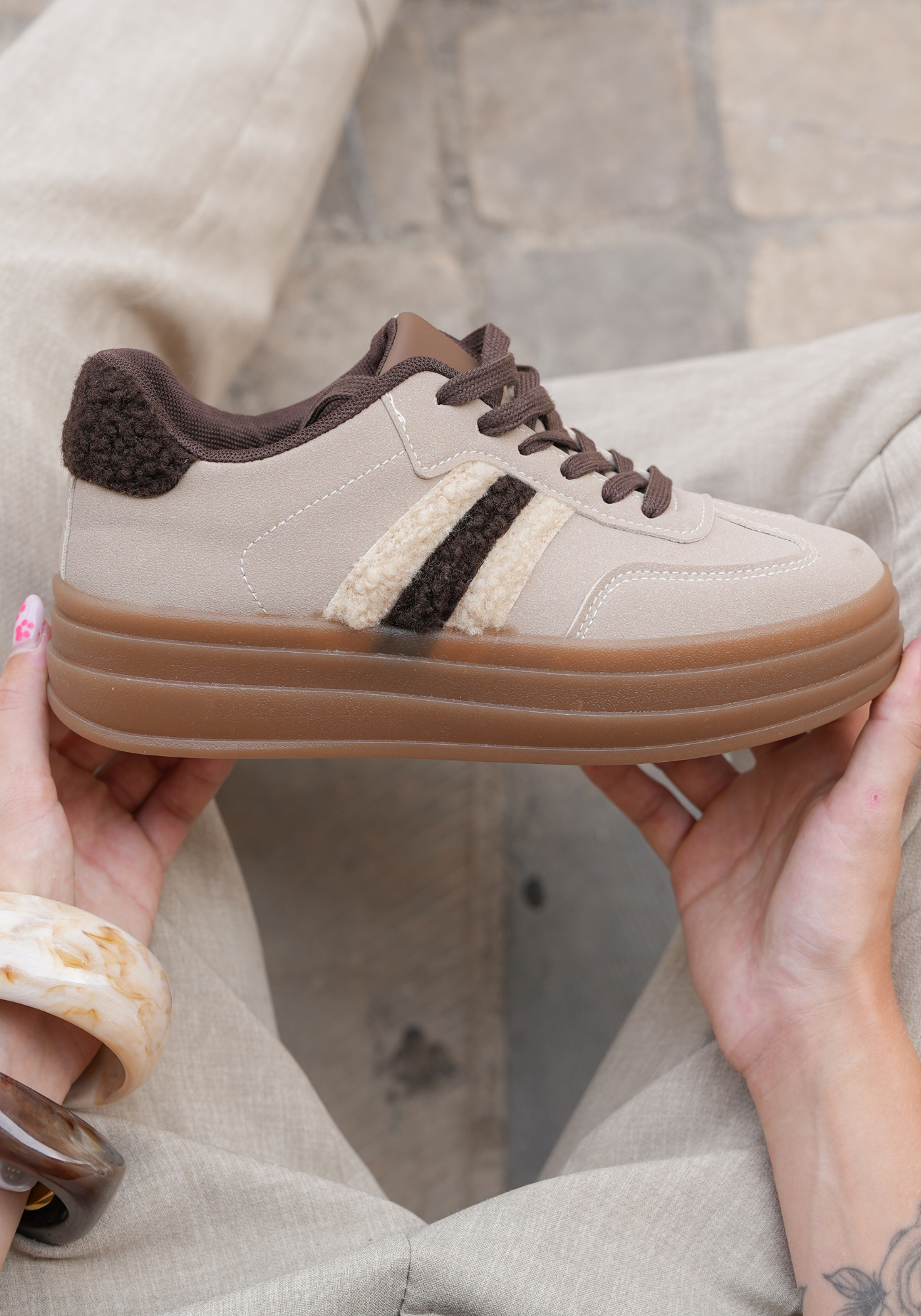 BASKETS TAUPE À SEMELLE ÉPAISSE ET DÉTAILS EN LAINE BOUCLÉE - Casualmode.fr