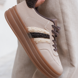 BASKETS TAUPE À SEMELLE ÉPAISSE ET DÉTAILS EN LAINE BOUCLÉE - Casualmode.fr